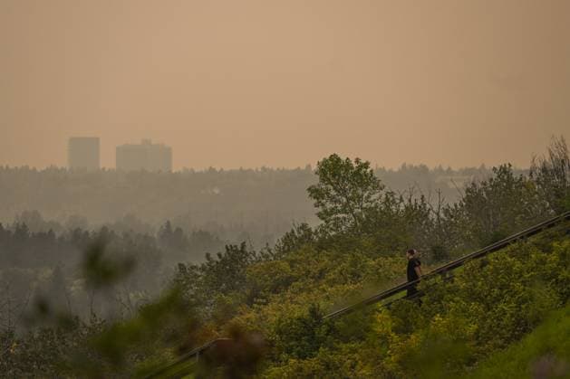 Air Quality Reaches Alarming Levels In Edmonton EDMONTON, CANADA - SEPTEMBER 03, 2023: A view of Edmonton amid wildfire smoke, on September 03, 2023, in Edmonton, Canada. Wildfires in western and northern Canada prompted air quality warnings for Edmonton. On a smoky Sunday morning, the Air Quality Health Index (AQHI) soared past 10 by noon. Doctors urge vulnerable groups, like seniors, children, and those with lung issues, to limit exposure. Edmonton Canada Copyright: xArturxWidakx originalFilename: widak-airquali230903_npN9Z.jpg