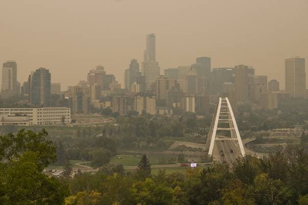 Air Quality Reaches Alarming Levels In Edmonton EDMONTON, CANADA - SEPTEMBER 03, 2023: A view of downtown Edmonton amid wildfire smoke, on September 03, 2023, in Edmonton, Canada. Wildfires in western and northern Canada prompted air quality warnings for Edmonton. On a smoky Sunday morning, the Air Quality Health Index (AQHI) soared past 10 by noon. Doctors urge vulnerable groups, like seniors, children, and those with lung issues, to limit exposure. Edmonton Canada Copyright: xArturxWidakx originalFilename: widak-airquali230903_npwc8.jpg