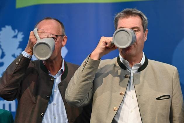 Markus SOEDER (Ministerpraesident Bayern und CSU Vorsitzender) und Friedrich MERZ (CDU Vorsitzender) auf dem Politischen Gillamoos am 04.09.2023 in Abensberg. Beide trinken Bier aus einem Masskkrug *** Markus SOEDER State Premier of Bavaria and CSU Chairman and Friedrich MERZ CDU Chairman at the Political Gillamoos on 04 09 2023 in Abensberg Both drink beer from a Masskkrug