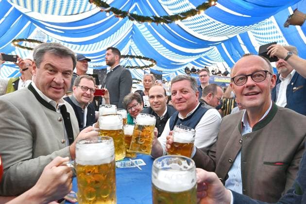 Markus SOEDER (Ministerpraesident Bayern und CSU Vorsitzender) und Friedrich MERZ (CDU Vorsitzender) auf dem Politischen Gillamoos am 04.09.2023 in Abensberg, Am Biertisch,prosten sich mit Masskrugen zu, hi;Martin HUBER (Generalsekretaer der CSU), Christian BERNREITER (Bayerischer Staatsminister fuer Wohnen, Bau und Verkehr) *** Markus SOEDER Ministerpraesident Bavaria and CSU chairman and Friedrich MERZ CDU chairman on the political Gillamoos on 04 09 2023 in Abensberg, At the beer table, toasting with Masskrugen, hi Martin HUBER General Secretary of the CSU , Christian BERNREITER Bavarian State Minister for Housing, Construction and Transportation