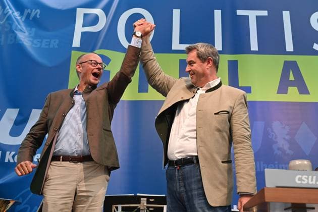 News Themen der Woche KW36 News Bilder des Tages Markus SOEDER (Ministerpraesident Bayern und CSU Vorsitzender) und Friedrich MERZ (CDU Vorsitzender) auf dem Politischen Gillamoos am 04.09.2023 in Abensberg, Markus SOEDER (Ministerpraesident Bayern und CSU Vorsitzender) und Friedrich MERZ lassen sich feiern. *** Markus SOEDER Ministerpraesident Bavaria and CSU chairman and Friedrich MERZ CDU chairman on the political Gillamoos on 04 09 2023 in Abensberg, Markus SOEDER Ministerpraesident Bavaria and CSU chairman and Friedrich MERZ let themselves celebrate