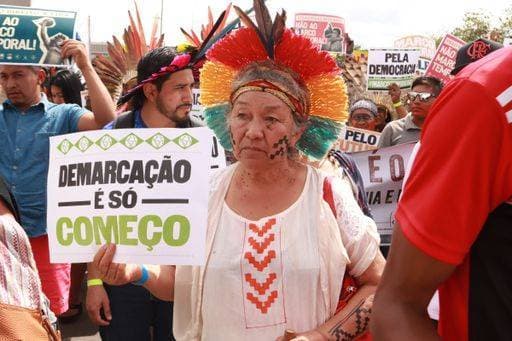 The indigenous Indian people from different parts of Brazil protesting on the streets *** der Indigene Indischer Personen von unterschiedlich Teile des Brasilien protestierendes am der Straßenzüge 20941223