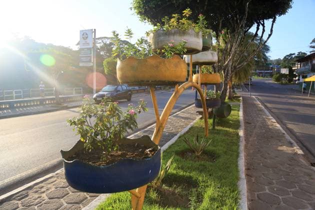 flowerbeds made with recycling gandu, bahia, brazil - may 20, 2023:plant site made with recycled penus in the city of gandu GANDU BAHIA BRAZIL Copyright: xJoaxSouzax 200523JOA0219
