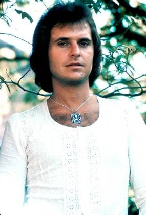 GARY WRIGHT (April 26, 1943 - September 4, 2023) was an American musician and composer best known for his 1976 hit songs Dream Weaver and Love Is Alive , and for his role in helping establish the synthesizer as a leading instrument in rock and pop music. Before he hit it big, Wright was member of the British blues rock band Spooky Tooth and he played keyboards on former Beatle George Harrison s triple album All Things Must Pass (1970). As child actor, Wright performed on Broadway in the hit musical Fanny . FILE PHOTO SHOT ON: GARY WRIGHT in 1976, location unknown. U.S. - ZUMAg49_ 20110101_mda_g49_42136 Copyright: xGlobexPhotosx