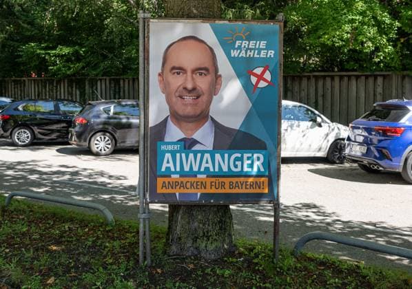 München GER, Wahlplakate zur Landtagswahl in Bayern 2023, 04.09.2023. Freie Waehler, Hubert Aiwanger, Slogan: Anpacken fuer Bayern. GER, Wahlplakate zur Landtagswahl in Bayern 2023, 04.09.2023. *** Munich GER, election posters for the state election in Bavaria 2023, 04 09 2023 Freie Waehler, Hubert Aiwanger, slogan Anpacken fuer Bayern GER, election posters for the state election in Bavaria 2023, 04 09 2023 Copyright: xEibner-Pressefoto HeikexFeinerx EP_HFR
