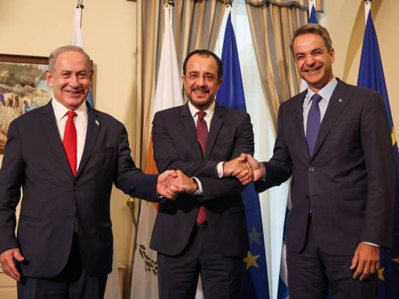 News Themen der Woche KW36 News Bilder des Tages (230904) -- NICOSIA, Sept. 4, 2023 -- Cypriot President Nikos Christodoulides (C) shakes hands with Greek Prime Minister Kyriakos Mitsotakis (R) and Israeli Prime Minister Benjamin Netanyahu at the Presidential Palace in Nicosia, Cyprus, on Sept. 4, 2023. Cyprus, Greece and Israel agreed on Monday to intensify cooperation on an energy corridor from the Eastern Mediterranean to Europe, leaders of the three countries said after meeting in Nicosia. ( Handout via Xinhua) CYPRUS-NICOSIA-GREECE-ISRAEL-ENERGY CORRIDOR-COOPERATION PIO 
