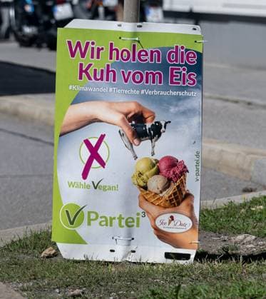 München GER, Wahlplakate zur Landtagswahl in Bayern 2023, 04.09.2023. V-Partei, vegane Partei, Slogan: Wir holen die Kuh vom Eis, Waehle vegan. GER, Wahlplakate zur Landtagswahl in Bayern 2023, 04.09.2023. *** Munich GER, election posters for the state election in Bavaria 2023, 04 09 2023 V party, vegan party, slogan We get the cow off the ice, Waehle vegan GER, election posters for the state election in Bavaria 2023, 04 09 2023 Copyright: xEibner-Pressefoto HeikexFeinerx EP_HFR