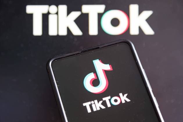 TikTok Logo soziale Medien auf einem Handy und Computer Bildschirm Stuttgart, Deutschland - 20. Juli 2023: TikTok Logo soziale Medien auf einem Handy und Computer Bildschirm in Stuttgart, Deutschland. *** TikTok logo social media on a cell phone and computer screen Stuttgart, Germany 20 July 2023 TikTok logo social media on a cell phone and computer screen in Stuttgart, Germany