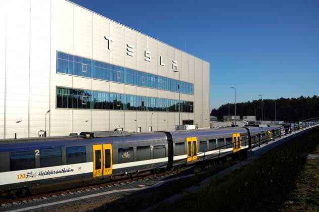Since Monday, 04 09 2023, Tesla has been bringing some of its employees by rail shuttle from Erkner to the company premises directly on the eastern Berlin ring road Niederbarnimer Eisenbahn is using a diesel train for this The diesel train wil Foto:xT.xBartillax xFuturexImagex tesla_shuttle_3909