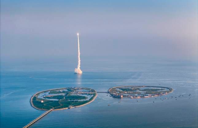 Bilder des Jahres 2023, News 09 September News Themen der Woche KW36 News Bilder des Tages China, Start einer Ceres-Rakete in Haiyang HAIYANG, CHINA - SEPTEMBER 05: A CERES 1 rocket, designed by Beijing-based private space launch enterprise Galactic Energy, carrying four satellites. which will be used to collect data for the internet of things, blasts off from a modified submersible ship in the Yellow Sea on September 5, 2023 in Haiyang, Yantai City, Shandong Province of China.  Copyright: xVCGx 111452618377