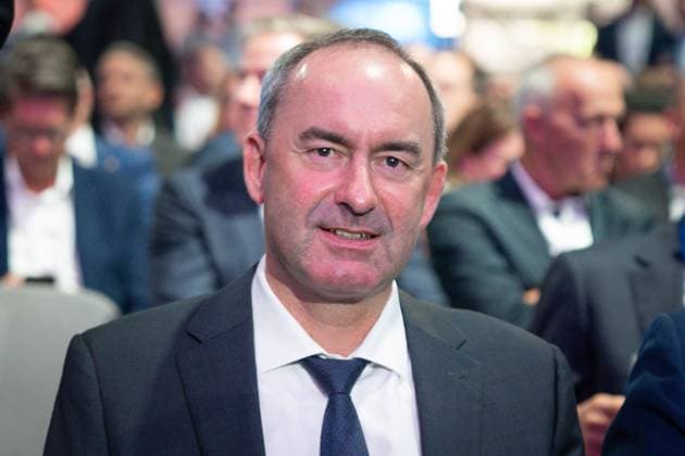 News Themen der Woche KW36 News Bilder des Tages Eroeffnung der IAA Mobility 2023 durch den Bundeskanzler in Muenchen Hubert Aiwanger stellvertretender bayerischer Ministerpräsident sowie bayerischer Wirtschaftsminister im Portrait bei der Eroeffnungsveranstaltung der Internationalen Automobilausstellung IAA Mobility 2023 in Muenchen. , Muenchen, 05.09.2023 Muenchen Bayern Deutschland *** Opening of the IAA Mobility 2023 by the German Chancellor in Munich Hubert Aiwanger Deputy Bavarian Minister President as well as Bavarian Minister of Economic Affairs in portrait at the opening event of the International Motor Show IAA Mobility 2023 in Munich , Munich, 05 09 2023 Munich Bavaria Germany