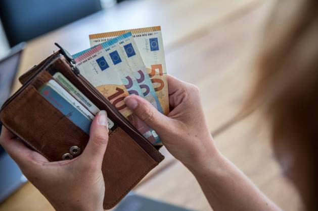 Bamberg, Deutschland 05. September 2023: Themenbilder - Symbolbilder - Geld - 2023 Eine Person hält eine Geldbörse, Portemonnaie, mit Bargeld in den Händen. Die Geldscheine haben die Währung Euro und sind von unterschiedlichem Geldwert, darunter 5 â‚¬, 10â‚¬, 20â‚¬ und 50â‚¬. Bayern *** Bamberg, Germany 05 September 2023 Theme Images Iconic Images Money 2023 A person holds a purse, wallet, with cash in his hands The banknotes have the currency euro and are of different monetary value, including 5 â¬, 10â¬, 20â¬ and 50â¬ Bayern Copyright: xFotostandx xK.xSchmittx