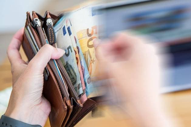 Bamberg, Deutschland 05. September 2023: Themenbilder - Symbolbilder - Geld - 2023 Eine Person hält eine Geldbörse, Portemonnaie, mit Bargeld in den Händen. Die Geldscheine haben die Währung Euro und sind von unterschiedlichem Geldwert, darunter 5 â‚¬, 10â‚¬, 20â‚¬ und 50â‚¬. Bayern *** Bamberg, Germany 05 September 2023 Theme Images Iconic Images Money 2023 A person holds a purse, wallet, with cash in his hands The banknotes have the currency euro and are of different monetary value, including 5 â¬, 10â¬, 20â¬ and 50â¬ Bayern Copyright: xFotostandx xK.xSchmittx