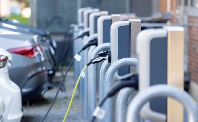 05.09.2023, Deutschland, auf dem Foto mehrere Ladesäulen, über die gerade über einen Kabelanschluß Elektroautos aufgeladen werden *** 05 09 2023, Germany, in the photo several charging columns, through which electric cars are currently being charged via a cable connection