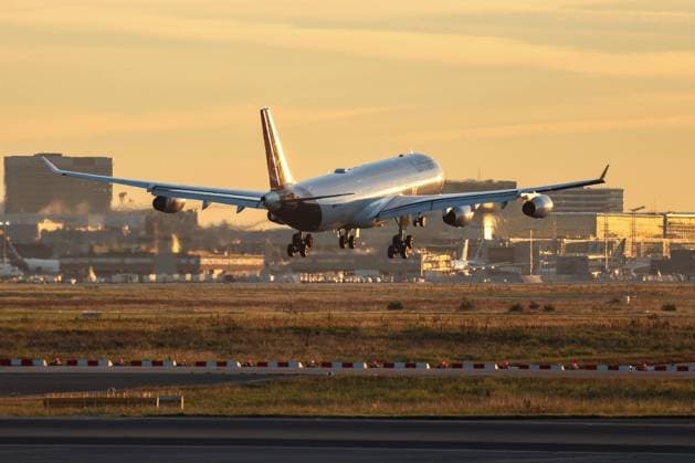 Ein Flugzeug der Fluggesellschaft Lufthansa, Airbus A340-313, Kennung D-AIGT im Landeanflug auf den Flughafen Frankfurt a.M. Flughafen Frankfurt a.M. am 05.09.2023 in Frankfurt a.M. Deutschland. *** An airplane of the airline Lufthansa, Airbus A340 313, registration D AIGT approaching Frankfurt a M airport Frankfurt a M airport on 05 09 2023 in Frankfurt a M Germany