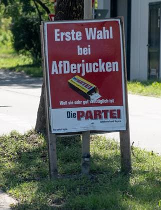 München GER, Wahlplakate zur Landtagswahl in Bayern 2923, 05.09.2023. Die Partei, allgemein, Slogan: Erste Wahl bei AfDerjucken. Weil sie sehr gut vertraeglich ist. GER, Wahlplakate zur Landtagswahl in Bayern 2923, 05.09.2023. *** Munich GER, election posters for the state election in Bavaria 2923, 05 09 2023 The party, general, slogan First choice at AfDerjucken Because it is very well trusted GER, election posters for the state election in Bavaria 2923, 05 09 2023 Copyright: xEibner-Pressefoto HeikexFeinerx EP_HFR