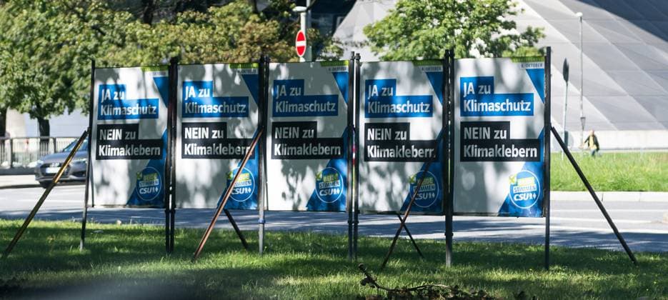 München GER, Wahlplakate zur Landtagswahl in Bayern 2923, 05.09.2023. CSU allgemein, Mehrfachplakate, mehrere Plakate nebeneinander, Slogan: Ja zu Klimaschutz, Nein zu Kliimaklebern, Schattenspiel. GER, Wahlplakate zur Landtagswahl in Bayern 2923, 05.09.2023. *** Munich GER, election posters for the state election in Bavaria 2923, 05 09 2023 CSU general, multiple posters, several posters next to each other, slogan yes to climate protection, no to climate stickers, shadow play GER, election posters for the state election in Bavaria 2923, 05 09 2023 Copyright: xEibner-Pressefoto HeikexFeinerx EP_HFR