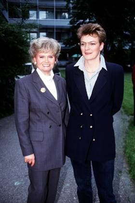 HANNELORE KOHL Wife of Helmut Kohl, Chancellor of Germany. Right: MONIKA KOHLMEIER. Daughter of German Politician Franz-Josef Strauss. Bandphoto Agency Photo B02 036590 22.06.1994 HANNELORE KOHL Wife of Helmut Kohl, Chancellor of Germany. Right: MONIKA KOHLMEIER. Daughter of German Politician Franz-Josef Strauss. Bandphoto Agency Photo B02 036590 22.06.1994, Credit: Band Photo uppa.co.uk Avalon United Kingdom  Copyright: x xBandxPhotox xuppa.co.ukx xAvalonx 0503392716