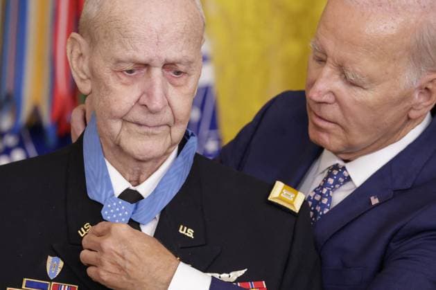 Bilder des Jahres 2023, News 09 September News Themen der Woche KW36 News Bilder des Tages DC: President Biden Awards the Medal of Honor to US Army Captain Larry Taylor President Joe Biden presents the Medal of Honor to U.S. Army Captain Larry Taylor during a ceremony in the East Room at the White House on September 5, 2023 in Washington, D.C. Captain Taylor is being awarded the Medal of Honor for actions he took in 1968 while serving as a team leader of a helicopter light-fire team that directly resulted in the rescue of a 4-man reconnaissance patrol that became surrounded by overwhelming enemy forces. (Photo by Samuel Corum Pool ABACAPRESS.COM)  Copyright: xPool ABACAx 866452_004 Pool ABACAx 866452_004