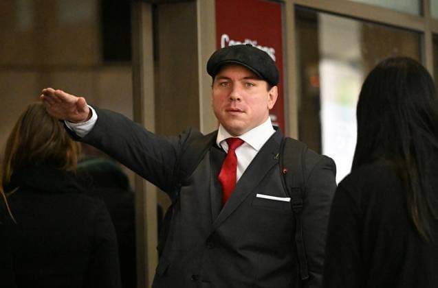 Bilder des Jahres 2023, News 09 September News Themen der Woche KW36 News Bilder des Tages JIMEONE ROBERTS COURT, **EDS NOTE - OFFENSIVE GESTURE** Jimeone Lyle Roberts arrives to the Melbourne Magistrates Court, in Melbourne, Wednesday, September 6, 2023. Guilty plea for far-right activist Jimeone Lyle Roberts. (AAP Image) NO ARCHIVING NO ARCHIVING, EDITORIAL USE ONLY, NO USE IN BOOKS WITHOUT CONSENT MELBOURNE VIC AUSTRALIA  Copyright: xx 20230906001838428724