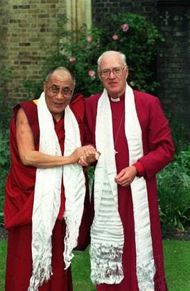 Most Rev and Rt Hon GEORGE CAREY Archbishop of Canterbury Welcoming His Holiness the DALAI LAMA to Lambeth Palace in London to deliver the 10th Lambeth Interfaith Lecture. COMPULSORY CREDIT: UPPA Photoshot Photo URM 016128 A-10 11.05.1999 Most Rev and Rt Hon GEORGE CAREY Archbishop of Canterbury Welcoming His Holiness the DALAI LAMA to Lambeth Palace in London to deliver the 10th Lambeth Interfaith Lecture. COMPULSORY CREDIT: UPPA Photoshot Photo URM 016128 A-10 11.05.1999, Credit: uppa.co.uk Avalon United Kingdom  Copyright: x xuppa.co.ukx xAvalonx 0503547681