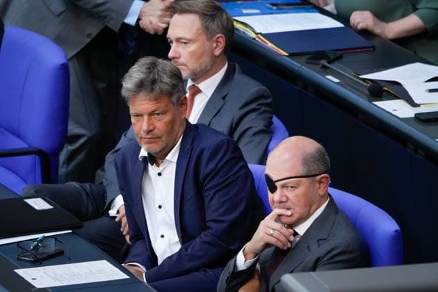 Deutscher Bundestag, 118. Plenarsitzung Bundeskanzler Olaf Scholz (SPD) Wirtschafts- und Klimaminister Robert Habeck (Gruene) und Finanzminister Christian Lindner (FDP) auf der Regierungsbank bei der 118. Sitzung des Deutschen Bundestag in Berlin, 06.09.2023 Berlin Berlin Deutschland *** German Bundestag, 118 plenary session Chancellor Olaf Scholz SPD Economy and Climate Minister Robert Habeck Gruene and Finance Minister Christian Lindner FDP on the government bench during the 118 session of the German Bundestag in Berlin, 06 09 2023 Berlin Berlin Germany