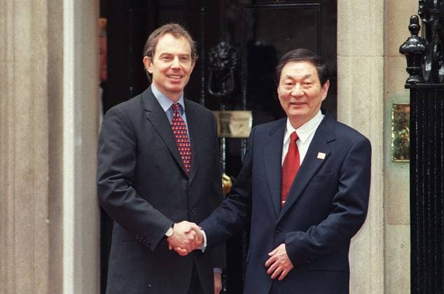 Rt Hon TONY BLAIR MP Labour MP for Sedgefield, Durham Prime Minister of Great Britain With Right: His Excellency Mr ZHU RONGJI Premier of the People s Republic of China (Pictured meeting outside No. 10 Downing Street) COMPULSORY CREDIT: UPPA Photos Rt Hon TONY BLAIR MP Labour MP for Sedgefield, Durham Prime Minister of Great Britain With Right: His Excellency Mr ZHU RONGJI Premier of the People s Republic of China (Pictured meeting outside No. 10 Downing Street) COMPULSORY CREDIT: UPPA Photoshot Photo UGL 014609 A-16a 02.04.1998, Credit:Photoshot Avalon United Kingdom  Copyright: xPhotoshotx xAvalonx 0503669838
