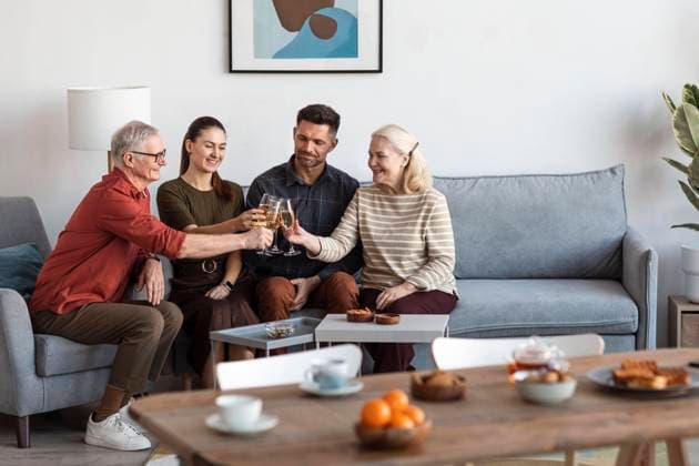  Mittlere Einstellung glückliche Familie stößt mit Gläsern an *** Middle Setting Happy Family pushes with Glasses to Copyright: imageBROKER/OleksandrxLatkun ibxole09581293.jpg ,model released, Symbolfoto ,property released