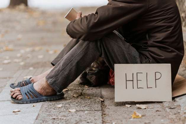 Seitenansicht Obdachloser Mann Straße mit Tasse Hilfe Zeichen *** Side view Homeless person Man Street with Cup Help Character Copyright: imageBROKER OleksandrxLatkun ibxole09581652.jpg ,model released, Symbolfoto ,property released