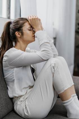  Seitenansicht Frau schaut traurig, als sie von zu Hause aus arbeitet *** Side view Woman looks sad, as you from to House from works Copyright: imageBROKER/OleksandrxLatkun ibxole09581669.jpg ,model released, Symbolfoto ,property released