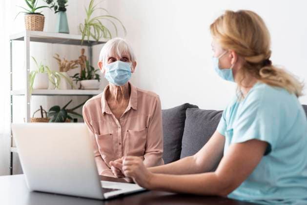 Weibliche Krankenschwester ältere Frau im Gespräch Laptop Pflegeheim *** Female Nurse older Woman at Interview Laptop Nursing home Copyright: imageBROKER/OleksandrxLatkun ibxole09582588.jpg ,model released, Symbolfoto ,property released