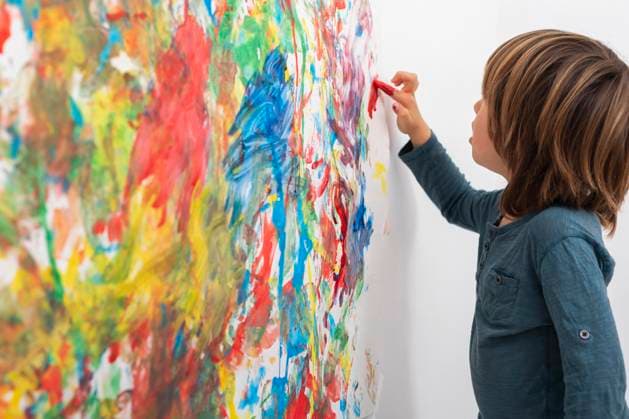  Kleiner Junge malt zu Hause (2) *** Kleiner Boy paints to House 2 Copyright: imageBROKER/OleksandrxLatkun ibxole09584430.jpg ,model released, Symbolfoto ,property released