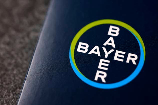 Das Logo der Bayer AG zu sehen auf einer Pressemappe der Bayer AG in Monheim. (Themenbild, Symbolbild) Köln, 06.09.2023 NRW Deutschland *** The logo of Bayer AG seen on a press kit of Bayer AG in Monheim Topic image, symbol image Cologne, 06 09 2023 NRW Germany Copyright: xChristophxHardtx