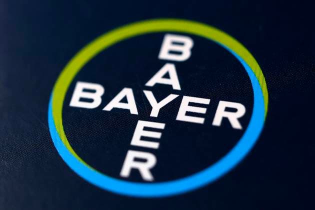 Das Logo der Bayer AG zu sehen auf einer Pressemappe der Bayer AG in Monheim. (Themenbild, Symbolbild) Köln, 06.09.2023 NRW Deutschland *** The logo of Bayer AG seen on a press kit of Bayer AG in Monheim Topic image, symbol image Cologne, 06 09 2023 NRW Germany Copyright: xChristophxHardtx