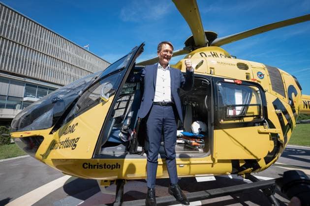 Bilder des Jahres 2023, News 09 September News Themen der Woche KW36 News Bilder des Tages Besuch der ADAC Luftrettungsstation durch den Bundesgesundheitsminister aufgrund der Reformvorschlaege der Regierungskommission Bundesgesundheitsminister Prof. Karl Lauterbach im Rettungshubschrauber des ADAC bei seinem Besuch der ADAC Luftrettungsstation der Charite, Campus Benjamin Franklin Berlin , 07.09.2023 Berlin Berlin Deutschland *** Visit of the ADAC air rescue station by the Federal Minister of Health due to the reform proposals of the government commission Federal Minister of Health Prof Karl Lauterbach in the ADAC rescue helicopter during his visit of the ADAC air rescue station of the Charite, Campus Benjamin Franklin Berlin , 07 09 2023 Berlin Berlin Germany