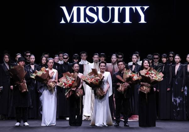 Bilder des Jahres 2023, Entertainment 09 September Entertainment Themen der Woche KW36 (230907) -- BEIJING, Sept. 7, 2023 -- Designers and models answer a curtain call at an opening fashion show of China Fashion Week S S 2024 in Beijing, capital of China, Sept. 7, 2023. The China Fashion Week S S 2024 kicks off on Thursday in Beijing. ) CHINA-BEIJING-FASHION WEEK-OPENING (CN) CaixYang 