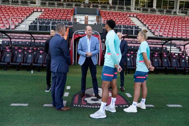 Prince of Wales Homewards initiative The Prince of Wales speaks to AFC Bournemouth player Lloyd Kelly during a visit to Bournemouth AFC s Vitality Stadium in Dorset, to hear about the Premier League football club s work within the community to support those at risk of homelessness, and their commitment to extend this work over the next five years as part of the Prince s Homewards project in Bournemouth, Christchurch and Poole. Picture date: Thursday September 7, 2023. . William has set his sights on making rough sleeping, sofa surfing and other forms of temporary accommodation a thing of the past with his initiative called Homewards. The five-year project will initially focus on local businesses, organisations and individuals, who will be e  Copyright: xAvalon.redx xAvalonx 0803501553