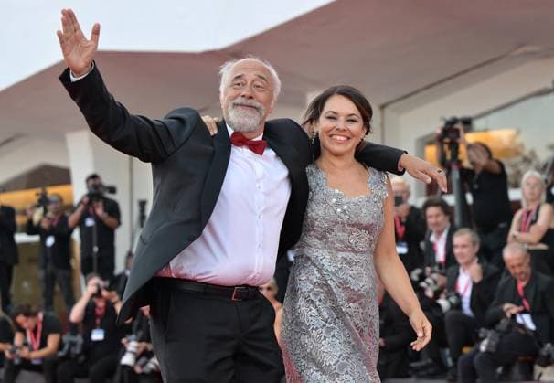 Entertainment Themen der Woche KW36 Entertainment Bilder des Tages September 7, 2023, VENICE, ITALY: Italian filmmaker Giorgio Diritti (L) and a guest arrive for the premiere of Lubo during the 80th Venice Film Festival in Venice, Italy, 07 September 2023. The movie is presented in the official competition Venezia 80 at the festival running from 30 August to 09 September 2023. ANSA ETTORE FERRARI VENICE ITALY  - ZUMAa110 20230907_zaf_a110_071 Copyright: xEttorexFerrarix