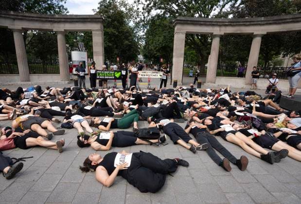 September 7, 2023, Montreal, PQ, Canada: People stage a öÄudie-inöÄÃ¹ to demand cleaner air during a protest in front of McGill UniversityöÄÃ s Roddick Gates in Montreal, Thursday, Sept. 7, 2023. Montreal Canada  - ZUMAc35_ 20230907_zaf_c35_070 Copyright: xRyanxRemiorzx