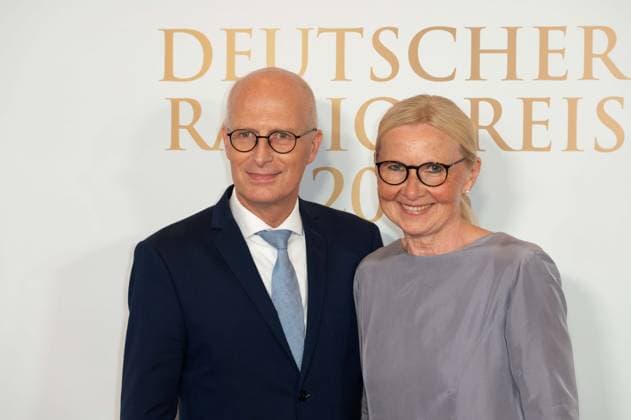 Peter TSCHENTSCHER, First Mayor of the Hanseatic City of Hamburg, with wife Eva Maria, red carpet, red carpet show, arrival, arrival, award ceremony of the German Radio Award 2023 in Hamburg on 07 09 2022,
