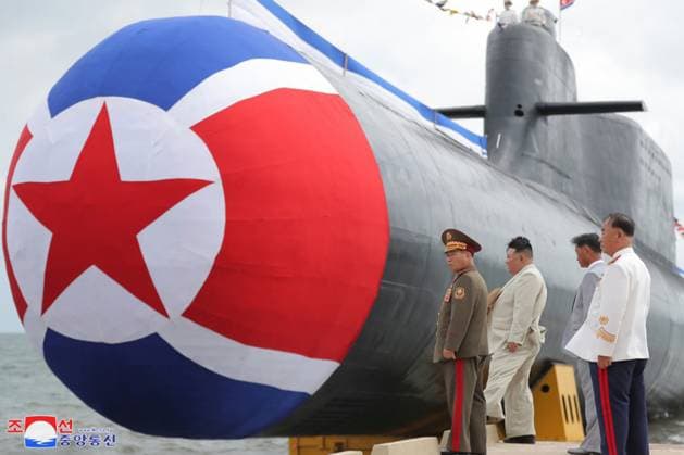 Bilder des Jahres 2023, News 09 September News Themen der Woche KW36 News Bilder des Tages This image, released on September 8, 2023, by the North Korean Official News Service (KCNA), shows North Korean leader Kim Jong Un during the launch of the country s first tactical nuclear attack submarine at Sinpho shipyard. According to state media, the tactical nuclear attack submarine, No. 841, the first of its kind, was transferred to the East Sea Fleet of the KPA Navy and named the Hero Kim Kun Ok.  WAX2023090715 KCNA