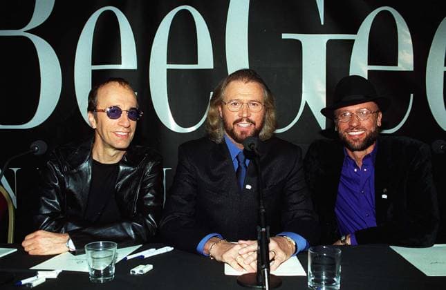 THE BEE GEES Australian Pop Group (Left to Right):- ROBIN GIBB: BARRY GIBB: MAURICE GIBB (At a press conference to announce their forthcoming One Night Only concert at Wembley Stadium) COMPULSORY CREDIT: UPPA Photoshot Photo UIW 014876 D-04 THE BEE GEES Australian Pop Group (Left to Right):- ROBIN GIBB: BARRY GIBB: MAURICE GIBB (At a press conference to announce their forthcoming One Night Only concert at Wembley Stadium) COMPULSORY CREDIT: Starstock Photoshot Photo UIW 014876 D-04 02.06.1998, Credit:Photoshot Avalon United Kingdom  Copyright: xPhotoshotx xAvalonx 0506362875
