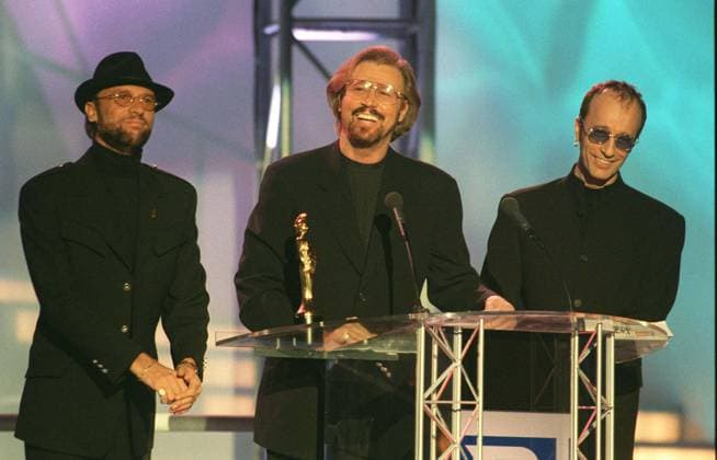 THE BEE GEES Australian Pop Group (At the 1997 Brit Awards) COMPULSORY CREDIT: UPPA Photoshot Photo UIW 012727 D-08 24.02.1997 THE BEE GEES Australian Pop Group (At the 1997 Brit Awards) COMPULSORY CREDIT: Starstock Photoshot Photo UIW 012727 D-08 24.02.1997, Credit:Photoshot Avalon United Kingdom  Copyright: xPhotoshotx xAvalonx 0506403588