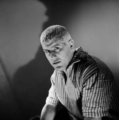 Nachts wenn der Teufel kam Nachts wenn der Teufel kam, Spielfilm, Deutschland 1957, Regie: Robert Siodmak, Darsteller Mario Adorf bei einem Studiofotoshooting., Bayern Copyright: Kindermann KIN_7401002982