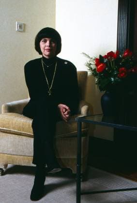 Mireille Mathieu, französische Sängerin, bei einem Fotoshooting in einem Hotelzimmer, Deutschland 1998. Deutschland Copyright: xUnitedxArchivesx xAlexanderxStingl STI_8700000134 EDITORIAL USE ONLY