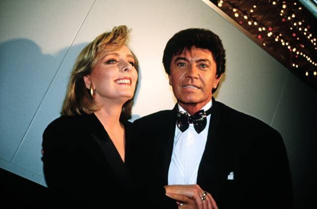 Victoria Voncampe, deutsche Programmsprecherin und Schauspielerin, mit Schlagersänger Rex Gildo, Deutschland um 1995. Copyright: HartwigxValdmanis Nur redaktionelle Nutzung. Editorial usage only. VAL_7205000603
