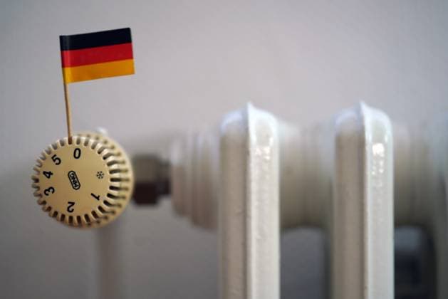 Heizung GER, 20230908, Symbolbild, Heizung, Thermostat mit deutschlandfahne *** Heating GER, 20230908, symbol picture, heating, thermostat with german flag