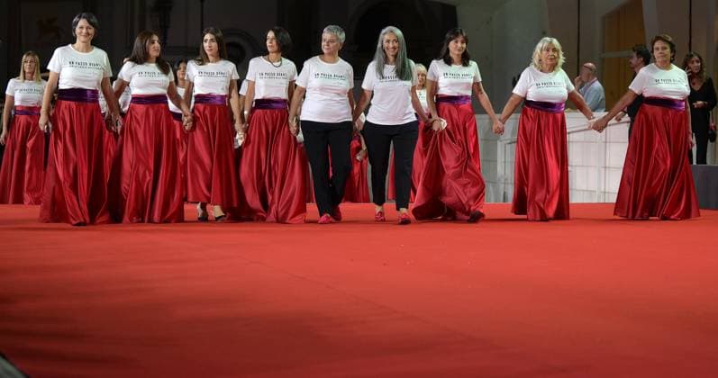Filmfestspiele in Venedig, Protest gegen Gewalt gegen Frauen auf dem Roten Teppich September 8, 2023, VENICE, ITALY: Members of Italian Parliament and people take part in a Flash-mob against the violence on women and feminicide on the Red Carpet during the Venice International Film Festival, in Venice, Italy, 08 September 2023. The 80th edition of the Venice Film Festival runs from 30 August to 09 September 2023. ANSA ETTORE FERRARI VENICE ITALY  - ZUMAa110 20230908_zaf_a110_098 Copyright: xEttorexFerrarix
