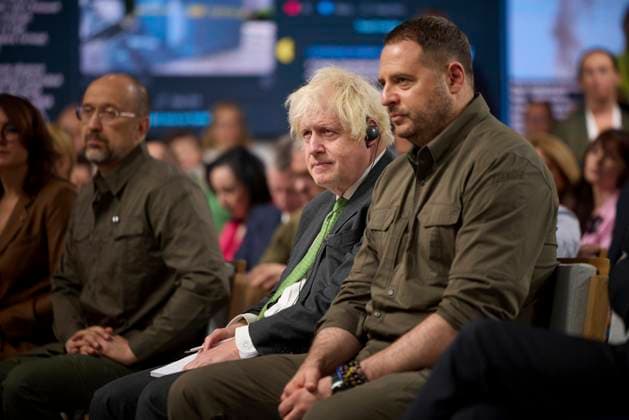 Bilder des Jahres 2023, News 09 September News Themen der Woche KW36 September 8, 2023, Kyiv, Kiev Oblast, Ukraine: Siting from left: Former Defense Minister Oleksii Reznikov, former British Prime Minister Boris Johnson, and chief of presidential staff Andriy Yermak, listen to speakers at the 18th meeting of the Yalta European Strategy conference, September 8, 2023 in Kyiv, Ukraine. Kyiv Ukraine - ZUMAp138 20230908_zaa_p138_036 Copyright: xUkrainexPresidency UkrainianxPrex
