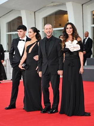 Filmfestspiele in Venedig, Nuovo Imaie Talent Award 2023 - roter Teppich Venice, 80th Venice Film Festival 2023 - Evening 10 - NuovoImaie Venice Award 2023 Red Carpet - In the photo Raffaele Riefoli, Raf with wife and children Raffaele Riefoli, aka Raf, Gabriella Labate, Bianca Aleida Riefoli and Samuele Riefoli  Copyright: xSimonexComix xipa-agency.netx xPoolxPhotoxEventsx02x IPA_IPA40156631